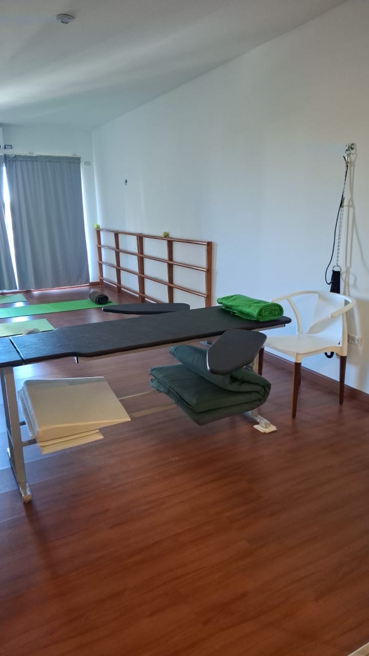 Consultorio de Kinesiologia UBA equipado con camilla de tratamiento.